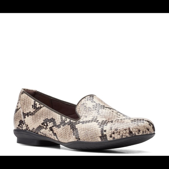 NWT Clarks Sara Poppy Taupe Snake - Picture 1 of 9